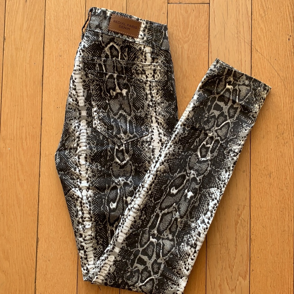 🎉HOST PICK🎉 Redial Premium Denim Collection Snakeprint Skinny Jeans - Picture 2 of 6